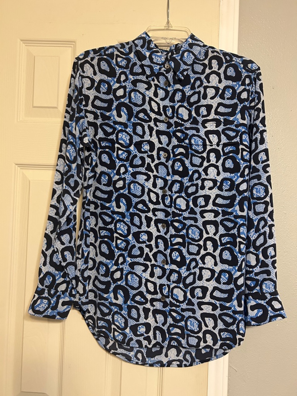 🆓shipping💘 Equipment blue black silk animal print blouse